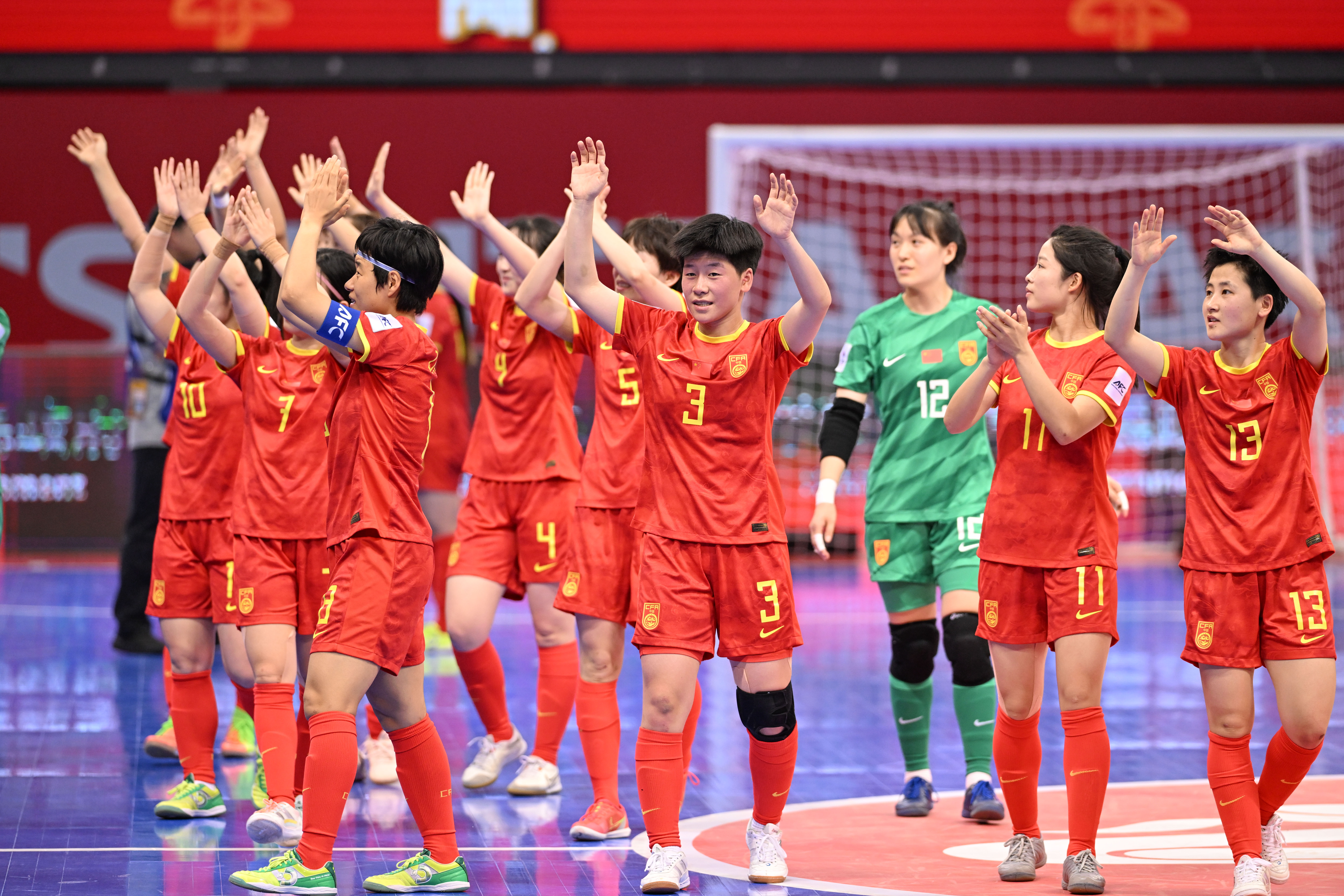 星空体育网站-国内足球联赛中，女子球队比分领先的简单介绍