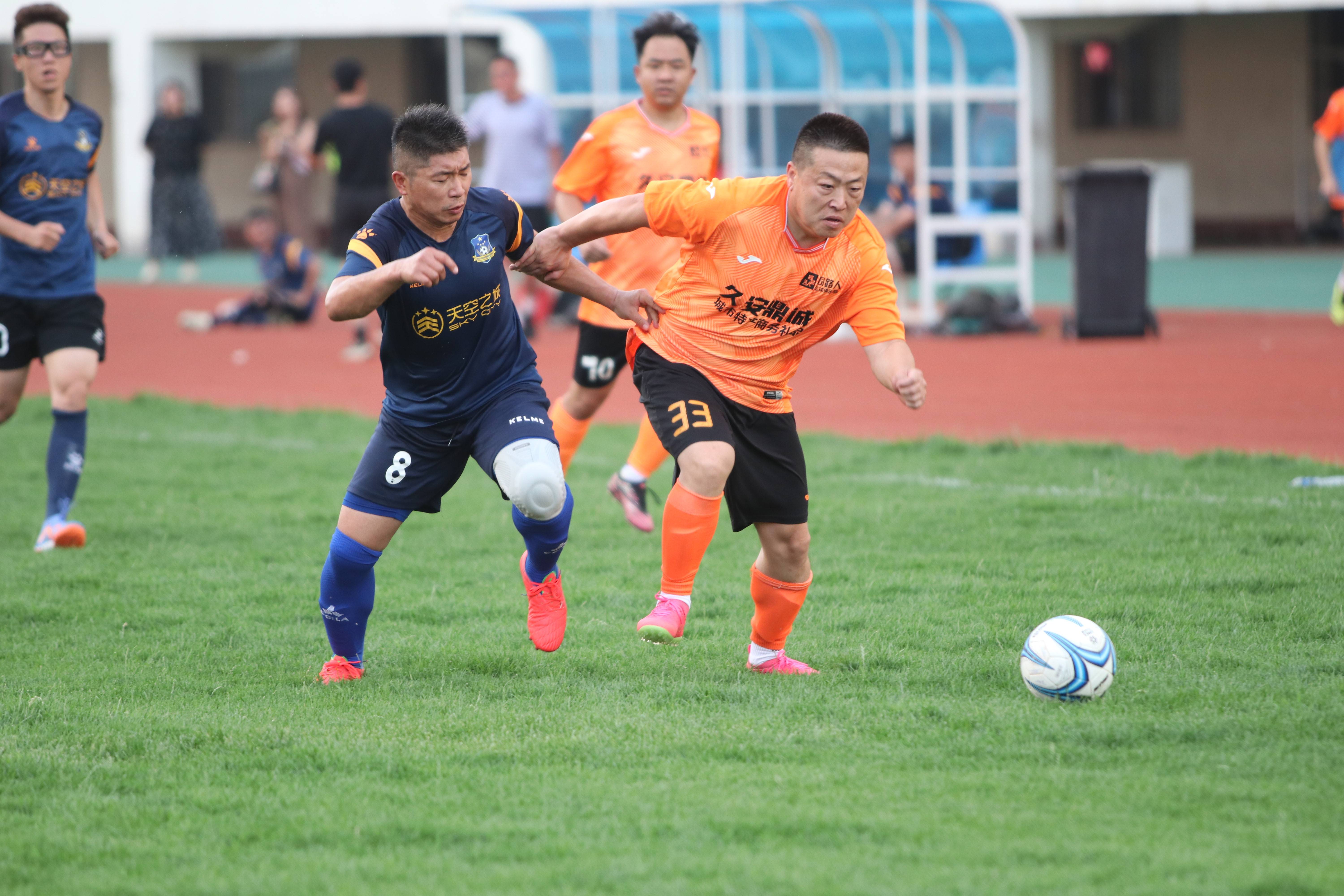 星空体育官网app-火爆足球比赛中球员传球配合默契的简单介绍