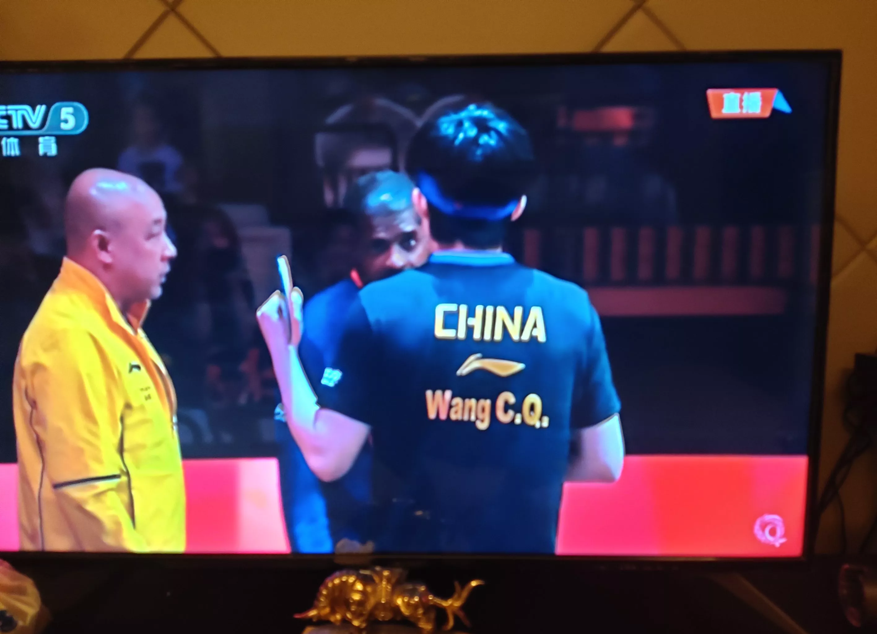 星空体育投注-包含球场上的风云变幻，全场观众欢声雷动的词条