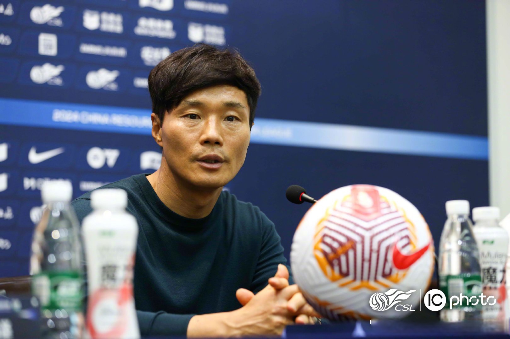 教练们精心制定战术,希望取得胜利 教练们精心制定战术,希望取得胜利