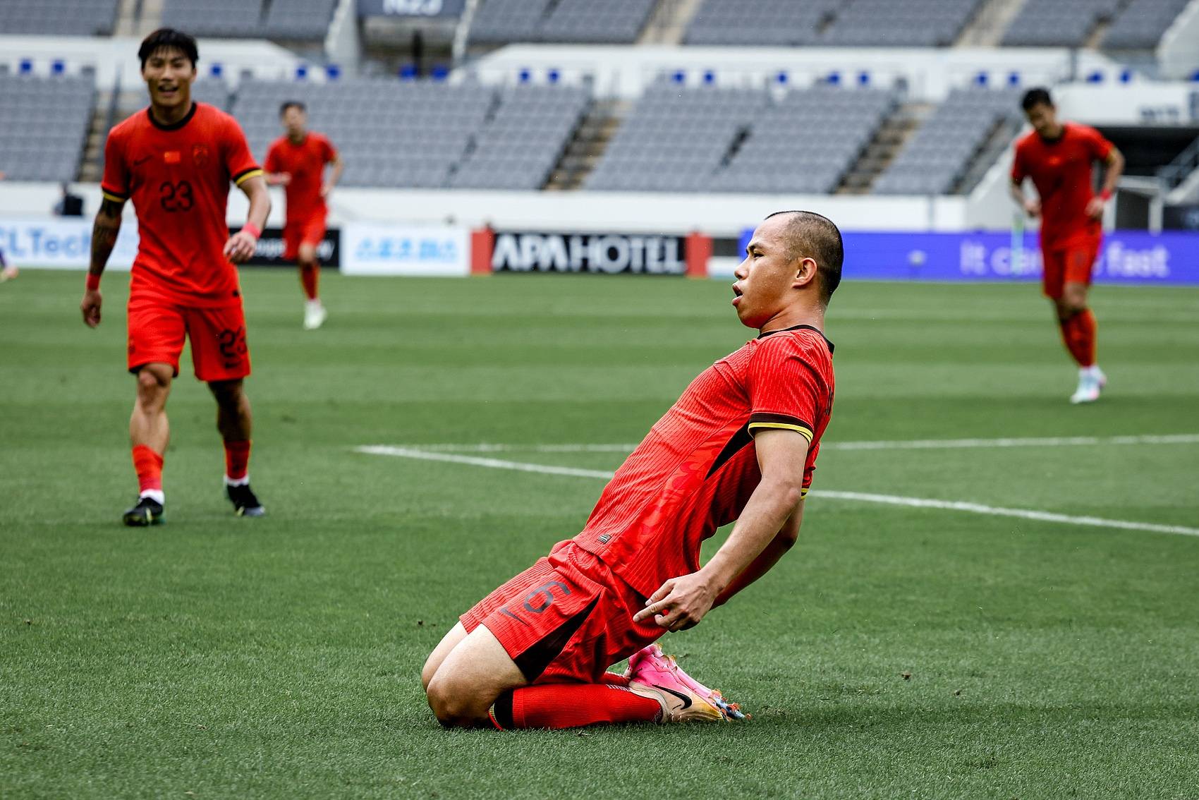 足球联赛对强队进行轮战,球员身体素质备受挑战的简单介绍 足球联赛对强队进行轮战,球员身体素质备受挑战的简单介绍