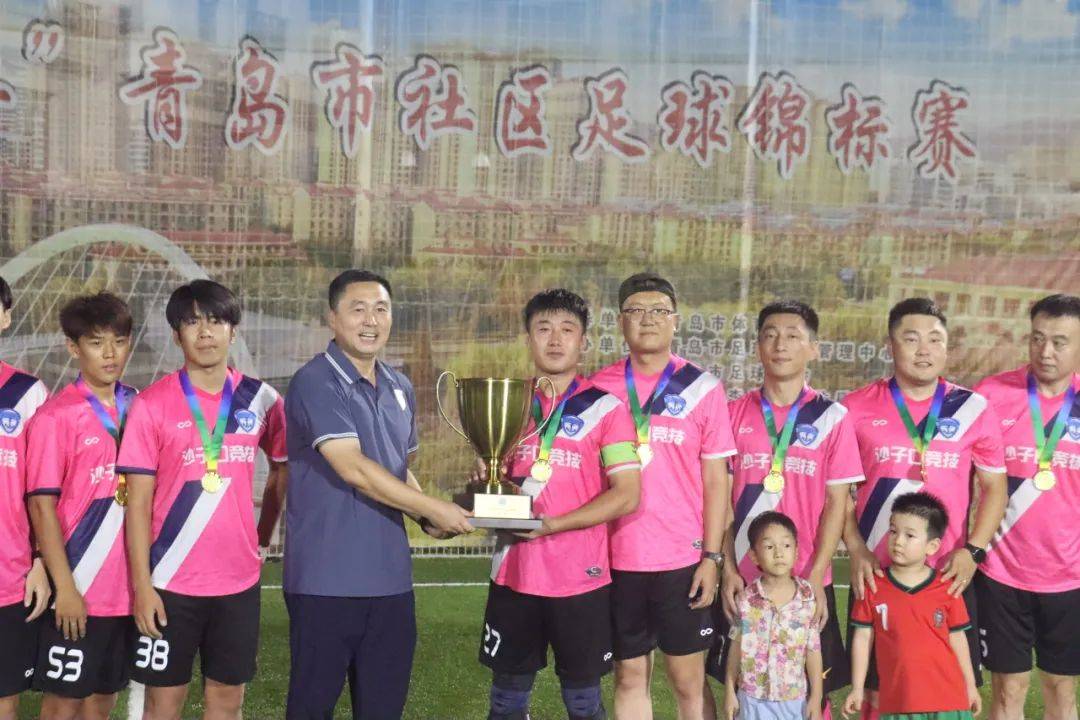 锦标赛圆满落幕,球员共庆胜利 锦标赛圆满落幕,球员共庆胜利