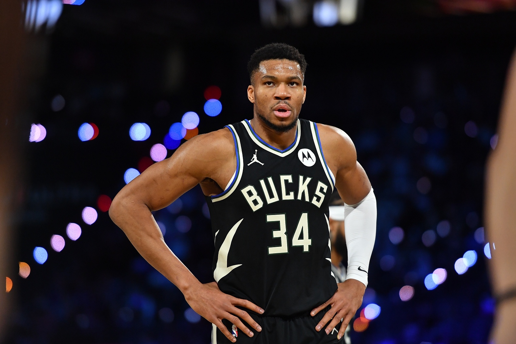 星空体育亚洲官网-雄鹿连胜开拓者：球队整体表现稳定受关注的简单介绍