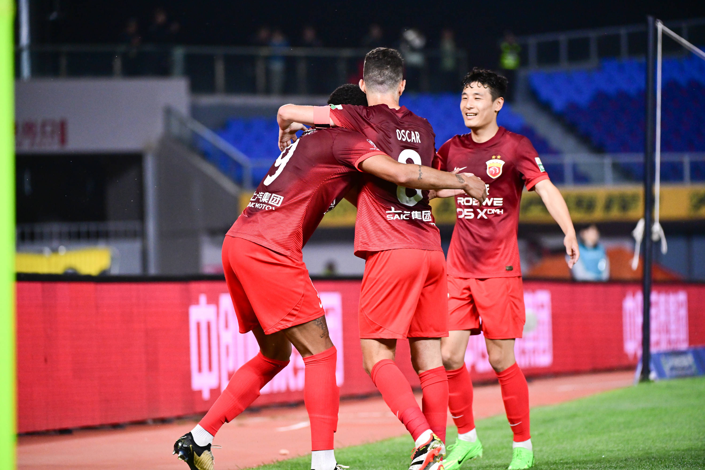 重要比赛中球队表现全力出击,火爆场面 重要比赛中球队表现全力出击,火爆场面