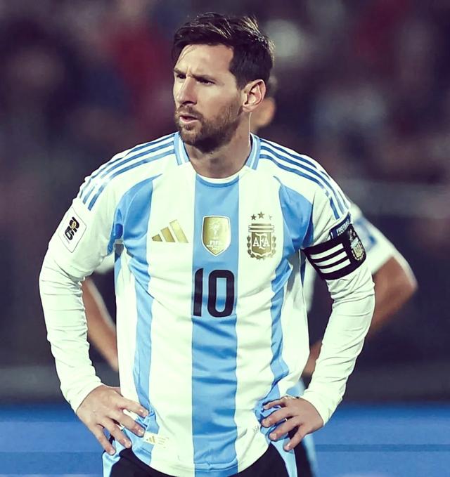 足球传奇巨星的迷人表现吸引了众多球迷目光的简单介绍 足球传奇巨星的迷人表现吸引了众多球迷目光的简单介绍