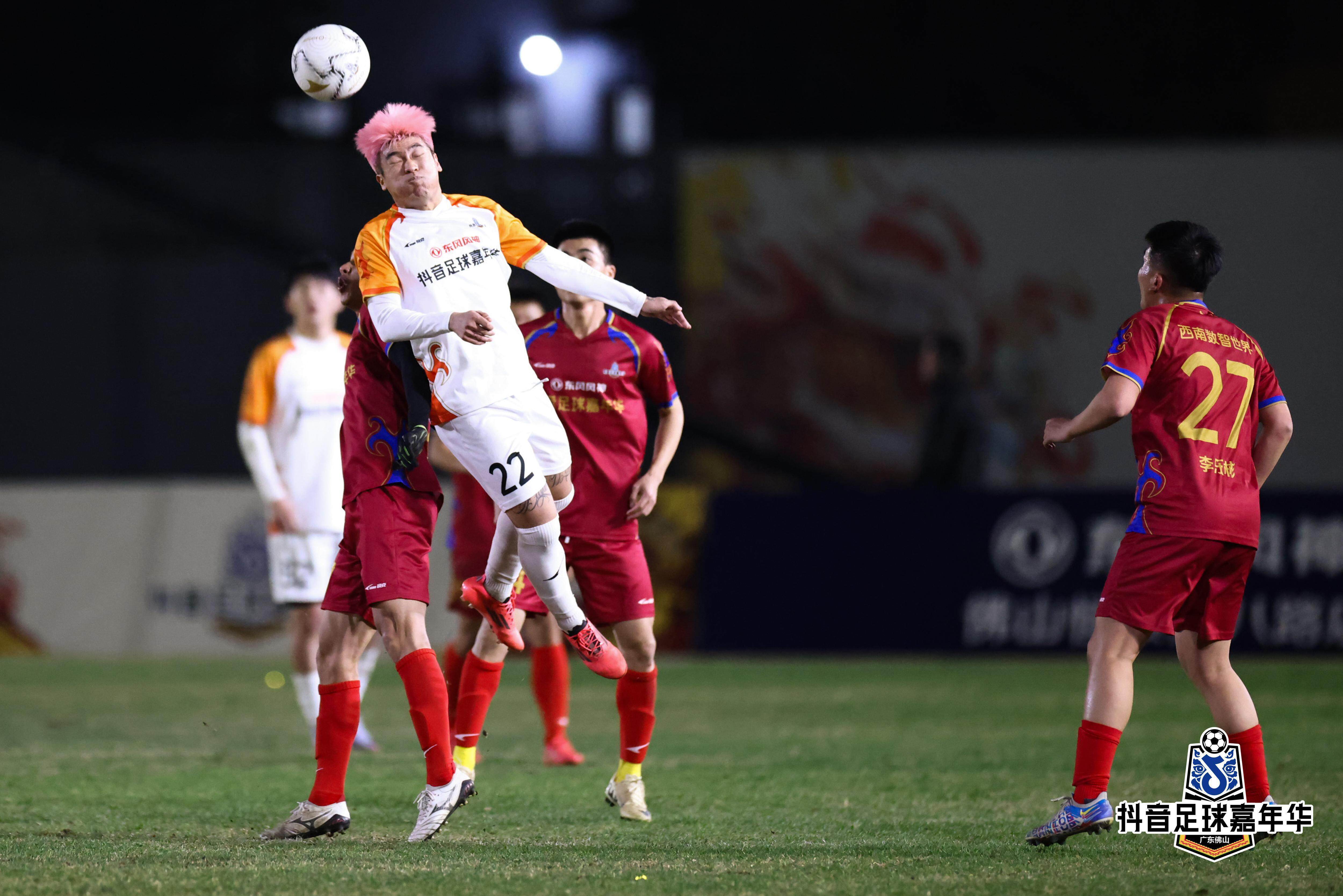 足球联赛的紧张气氛吸引了全球观众的目光 足球联赛的紧张气氛吸引了全球观众的目光