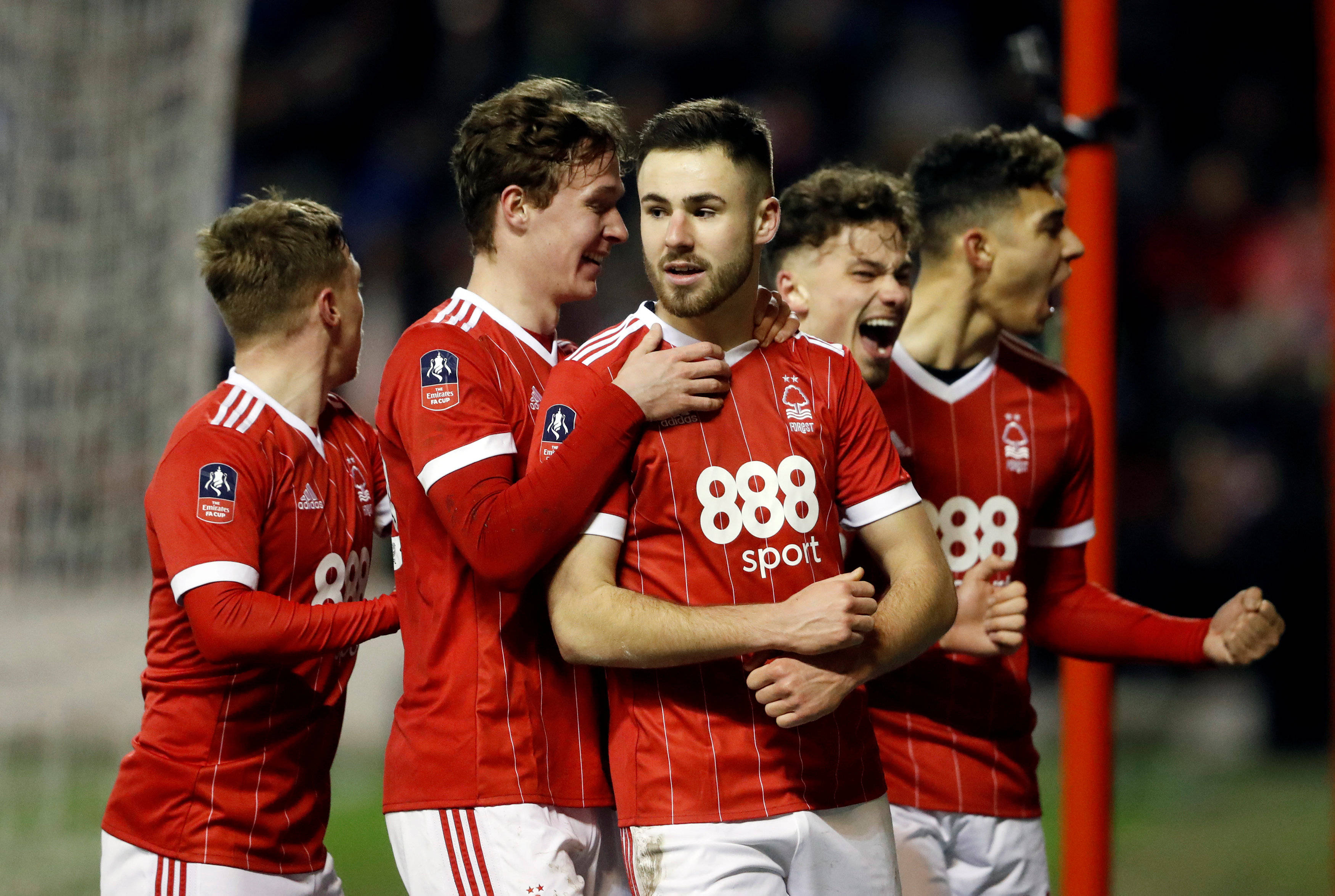 星空体育官网登录网址-美因茨队在客场挑战中获胜，喜迎胜利